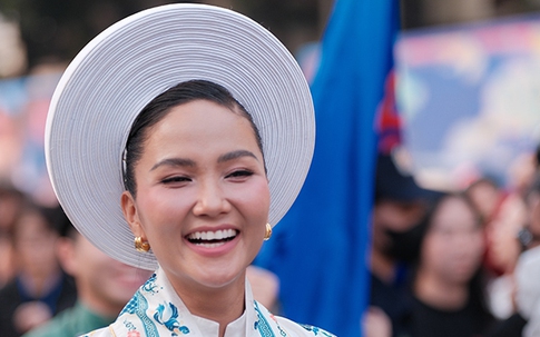 Sắc vóc sau sinh qua 'cam thường' của H'hen Niê