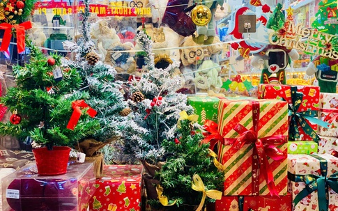 'Cơn sốt' Giáng sinh 2025: Ông già Noel, cây thông, người tuyết… mặt hàng nào đang hút khách nhất?