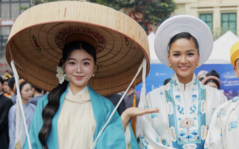 Con gái MC Quyền Linh 'gây sốt' khi diện Việt phục, 'đọ sắc' với H'Hen Niê