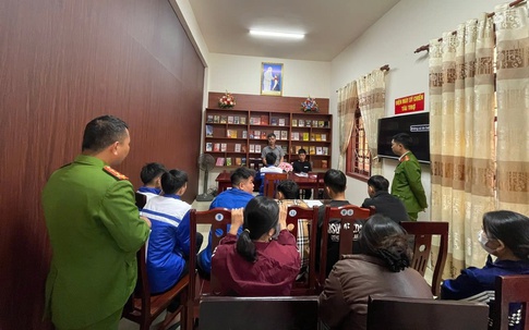 Công an xã giúp học sinh 'chưa ngoan' bằng chương trình đọc sách ý nghĩa