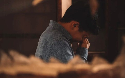 Đưa con đến đám cưới vợ cũ, người đàn ông ôm mặt khóc vì hối hận