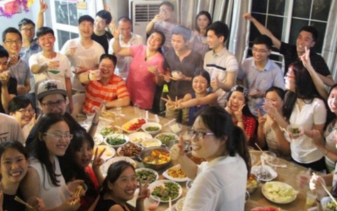Sau buổi họp lớp, tôi rời nhóm chat, nhận ra sự thật phũ phàng: Họp lớp giờ đây đã không còn như xưa!