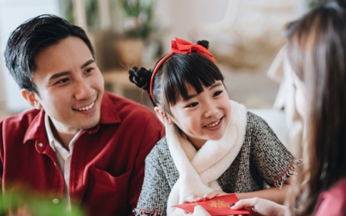 Cùng đưa con đi chơi dịp Tết, tôi muốn 'cưa' lại vợ cũ