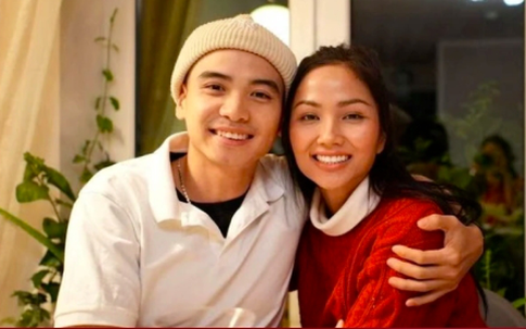 Loạt ảnh tình cảm của H'Hen Niê và bạn trai sau 7 năm hẹn hò bí mật