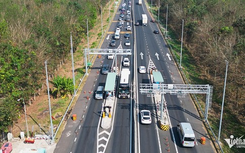 Người dân ùn ùn trở lại TPHCM sau Tết, CSGT căng mình 'chống' quá tải cao tốc