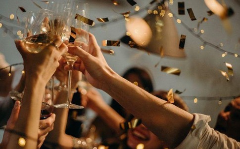 Bố mở tiệc mừng đón con gái trở về nhà sau ly hôn