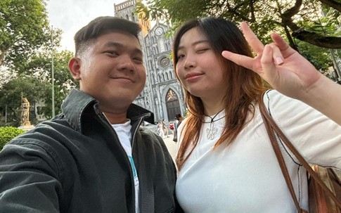 Chàng trai làm shipper nuôi bạn gái học đại học, 4 năm sau được đền đáp xứng đáng