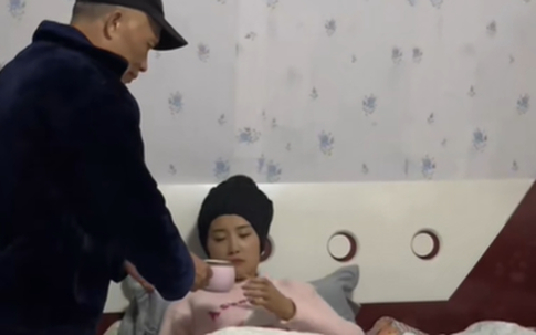 Phóng to hết mức cảnh bố chồng nửa đêm vào phòng con dâu, người chồng lập tức gọi điện về nhà rồi bật khóc