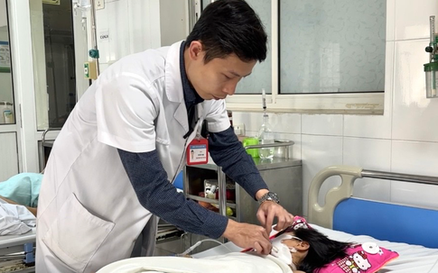 Mổ cấp cứu nữ sinh bị chó nhà nuôi cắn đứt thực quản