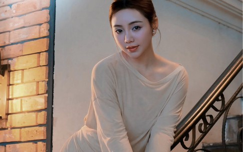Quỳnh Kool diện áo mỏng tang khoe xương quai xanh quyến rũ