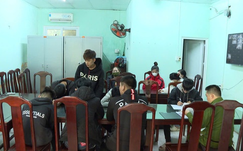 Bắt 8 đối tượng chạy xe rượt đuổi, dùng vỏ chai bia đánh người
