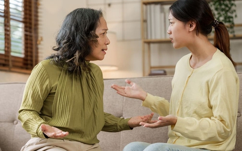 Tháng nào mẹ cũng đòi tôi trả 3 triệu tiền trông cháu, đến khi tôi giặt áo giúp chồng thì mới phát hiện ra toan tính của bà