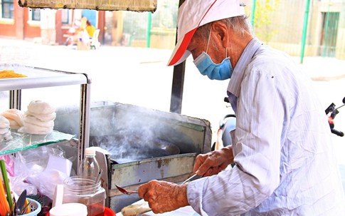 Cụ ông U80 gần 30 năm bán bánh trên vỉa hè, thẫn thờ khi khách hỏi về vợ