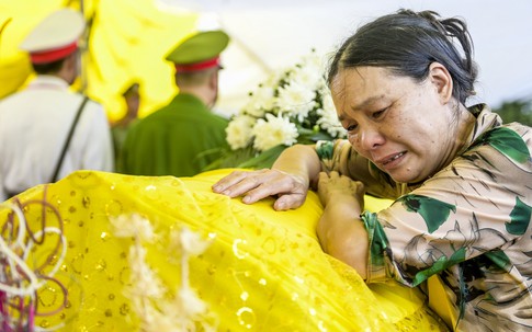 Thắt lòng hình ảnh mẹ ôm linh cữu thiếu tá hy sinh khi đánh án ma túy