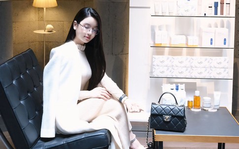Giữa ồn ào bán hàng online, Chu Thanh Huyền lại gây tranh cãi khi diện set đồ bạc tỷ đi Hàn Quốc