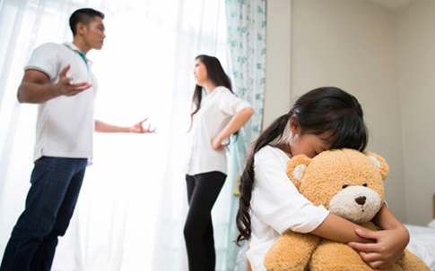 Tôi sững sờ khi con riêng chồng cho biết lý do vì sao bố mẹ chia tay