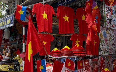 Hà Nội chìm trong sắc đỏ sao vàng trước ngày 30/4
