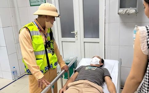 Cảnh sát mở đường đưa bệnh nhân nguy kịch đến bệnh viện cấp cứu