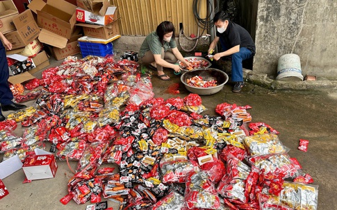 Tiểu thương công khai bày bán hàng tấn thực phẩm bẩn 'made in China' nhiều 'không'