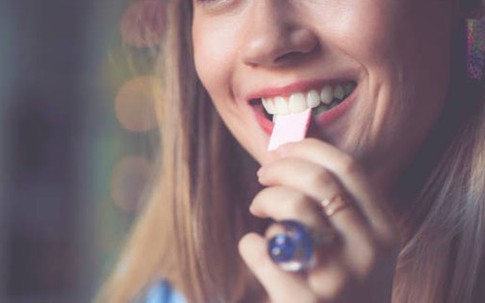 Lưu ý về răng miệng khi nhai kẹo cao su