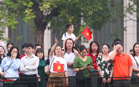 Người dân dậy từ sáng sớm đến thăm Lăng Bác ngày 30/4