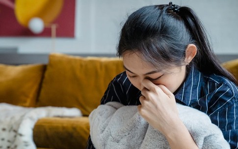 Cô gái phát hiện sự thật đau lòng khi nhìn bức ảnh trong phòng thờ nhà người yêu