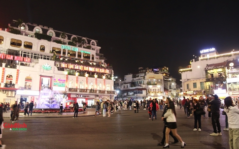 Hà Nội: Rào chắn, hạn chế phương tiện qua khu vực trước tòa nhà 'Hàm cá mập', người dân di chuyển ra sao?