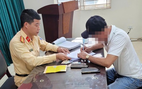 Hà Nội: Liên tục chuyển làn trên Đại lộ Thăng Long, tài xế ô tô 29 chỗ bị xử lý