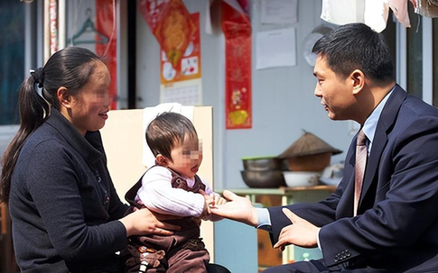 Làm bảo mẫu 10 năm cho nhà giám đốc, ngày từ chức, họ đưa tôi một chiếc túi lớn: Tưởng là tiền nhưng khi mở ra, tôi hoàn toàn sửng sốt