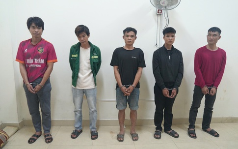 Bắt 5 đối tượng nghiện táo tợn cướp điện thoại người đi đường