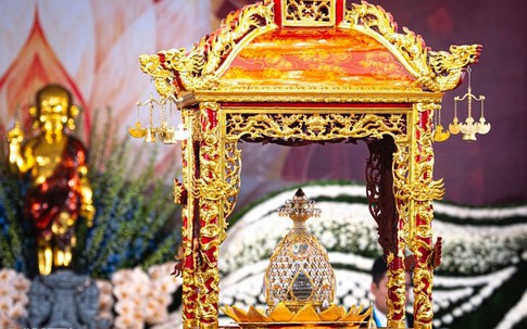 Người dân, phật tử trang nghiêm, thành kính đón mùa Đại lễ Phật đản