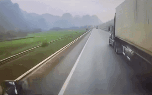 Tai nạn liên hoàn giữa xe đầu kéo và xe máy khiến 2 người thương vong ở Lạng Sơn