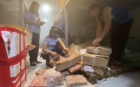 Đón lõng xe tải đang lưu thông, hàng ngàn sản phẩm sữa bột, thực phẩm chức năng và thực phẩm bẩn được ngăn chặn