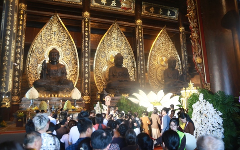 'Biển' người đến chùa Tam Chúc ở Hà Nam chiêm bái xá lợi Đức Phật