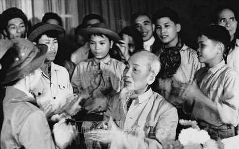 Tình yêu Bác qua những gam màu, chất liệu dân gian