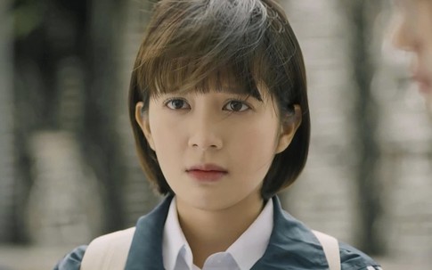 Nhan sắc nữ diễn viên 28 tuổi xinh như lớp 10 đang gây tranh cãi trong phim "Cha tôi, người ở lại"