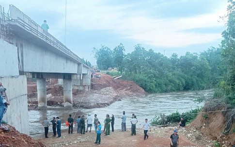 7 học sinh bị lũ cuốn, 1 em ngừng hô hấp, 3 em mất tích