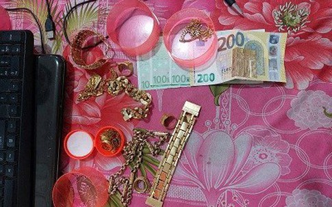 Giấu vàng 6 lượng vàng rồi diễn kịch bị cướp trước mặt vợ