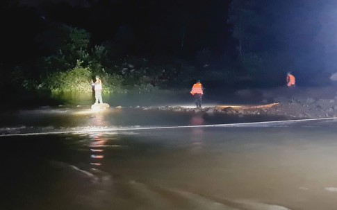 Vụ 7 người bị lũ cuốn: Huy động hơn 1.000 người tìm kiếm 2 nạn nhân mất tích