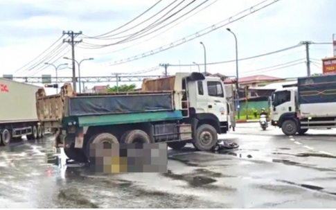 TP.HCM: Va chạm với xe ben khi chờ đèn đỏ, một phụ nữ tử vong