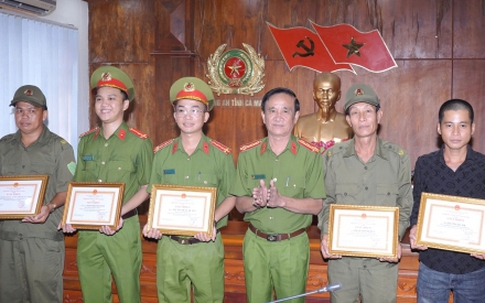 Hỗ trợ bắt cướp, hai người dân Cà Mau được khen thưởng