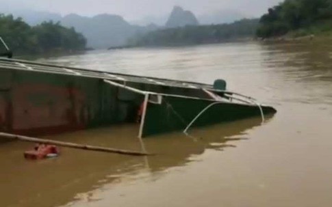 Lật đò chở 10 học sinh trên sông Mã