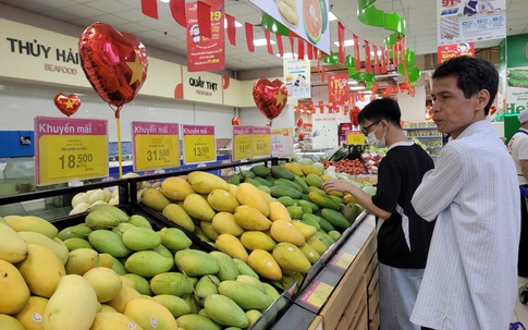 Thực phẩm siêu thị đại hạ giá ngày cuối tuần, rau củ chỉ từ 6.500 đồng/kg
