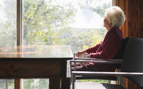 Chăm sóc cụ bà hàng xóm bị con cái thành đạt bỏ bê, cặp vợ chồng nhận được món quà cuối đời không ngờ tới