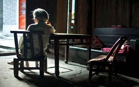 Hai sai lầm 'chí mạng' khiến cặp vợ chồng già sống chật vật dù lương hưu hơn 32 triệu/tháng