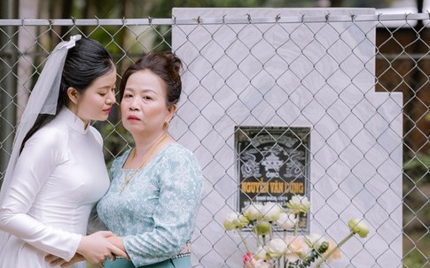 Cô dâu Vĩnh Long chụp ảnh bên ngôi mộ, phía sau là chuyện thắt lòng
