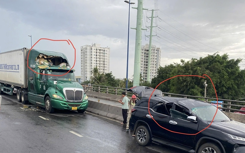 Nguyên nhân cần cẩu công trình ngã đè 2 ô tô ở TPHCM
