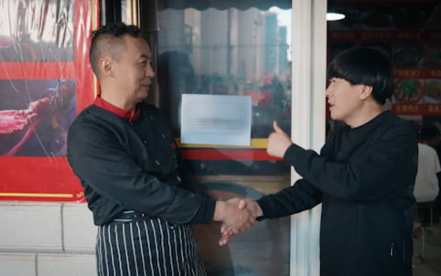 Họp lớp ở nhà hàng sang trọng, tưởng được “ăn chùa” nhờ bạn cũ đại gia, cả lớp ngỡ ngàng phút cuối vì bị chặn lại