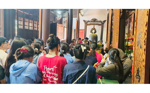 Học sinh Hải Phòng nô nức đi 'cầu may' trước kỳ thi