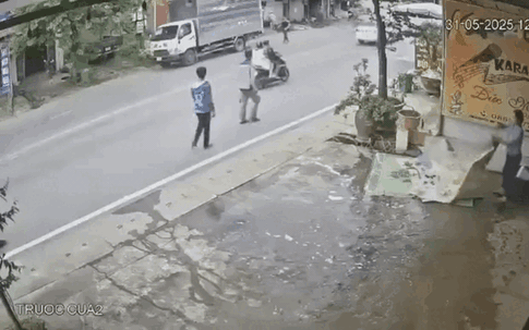 Phóng 'bạt mạng' trên đường, xe máy tông trúng 3 người đi bộ ở Tuyên Quang